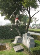 神笔永铸：一座纪念碑里的东方童话密码